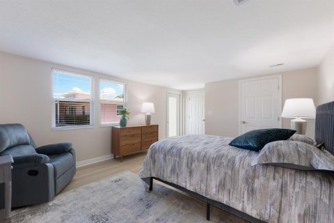House in Holmes Beach, Florida 3 bedrooms, 149.76 sq.m. № 1740368 - photo 24