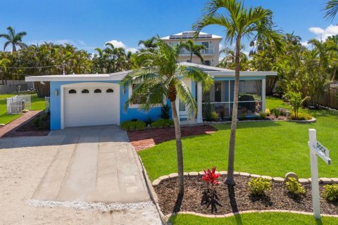 House in Holmes Beach, Florida 3 bedrooms, 149.76 sq.m. № 1740368 - photo 2