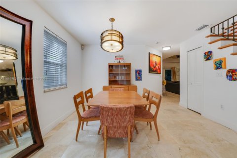 House in Coral Gables, Florida 3 bedrooms, 197.23 sq.m. № 1895866 - photo 3