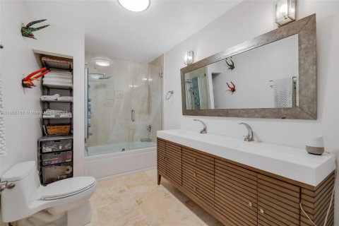 House in Coral Gables, Florida 3 bedrooms, 197.23 sq.m. № 1895866 - photo 14