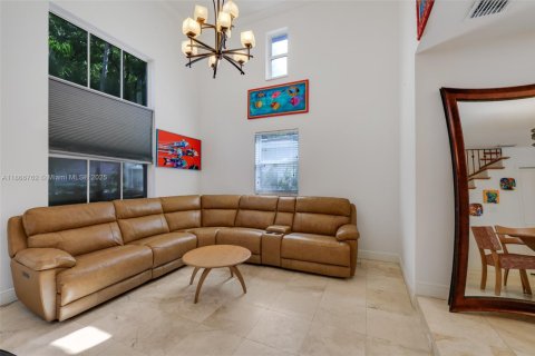 House in Coral Gables, Florida 3 bedrooms, 197.23 sq.m. № 1895866 - photo 2