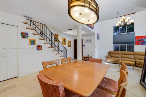 House in Coral Gables, Florida 3 bedrooms, 197.23 sq.m. № 1895866 - photo 4