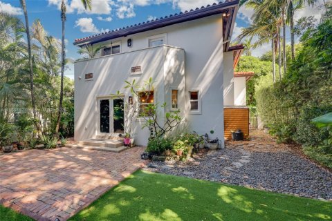 House in Coral Gables, Florida 3 bedrooms, 197.23 sq.m. № 1895866 - photo 23
