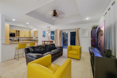 House in Coral Gables, Florida 3 bedrooms, 197.23 sq.m. № 1895866 - photo 7