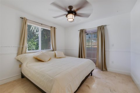 House in Coral Gables, Florida 3 bedrooms, 197.23 sq.m. № 1895866 - photo 16