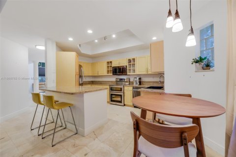 House in Coral Gables, Florida 3 bedrooms, 197.23 sq.m. № 1895866 - photo 9
