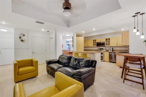 House in Coral Gables, Florida 3 bedrooms, 197.23 sq.m. № 1895866 - photo 8
