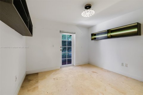 House in Coral Gables, Florida 3 bedrooms, 197.23 sq.m. № 1895866 - photo 17