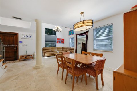 House in Coral Gables, Florida 3 bedrooms, 197.23 sq.m. № 1895866 - photo 5