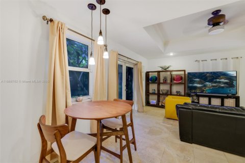 House in Coral Gables, Florida 3 bedrooms, 197.23 sq.m. № 1895866 - photo 11