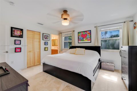 House in Coral Gables, Florida 3 bedrooms, 197.23 sq.m. № 1895866 - photo 13