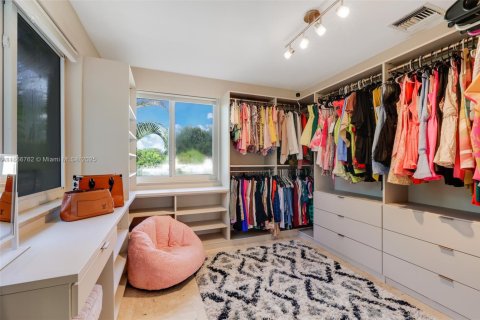House in Coral Gables, Florida 3 bedrooms, 197.23 sq.m. № 1895866 - photo 15