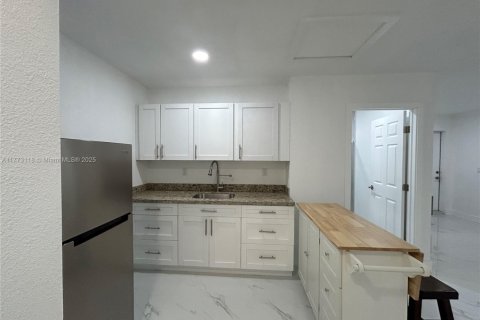 Villa ou maison à louer à Miami, Floride: 1 chambre, 44.59 m2 № 1942600 - photo 6