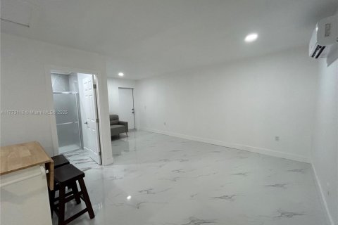 Villa ou maison à louer à Miami, Floride: 1 chambre, 44.59 m2 № 1942600 - photo 2