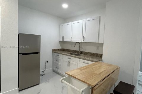 Villa ou maison à louer à Miami, Floride: 1 chambre, 44.59 m2 № 1942600 - photo 5