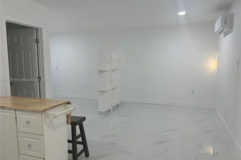 Villa ou maison à louer à Miami, Floride: 1 chambre, 44.59 m2 № 1942600 - photo 4