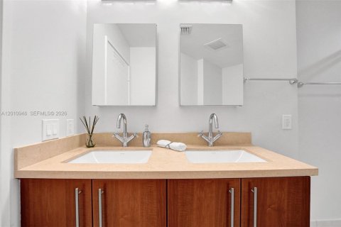 Copropriété à louer à Miami, Floride: 2 chambres, 102.1 m2 № 2073785 - photo 28