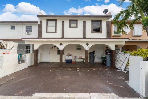 Adosado en Miami Gardens, Florida 4 dormitorios, 112.5 m2 № 2084993