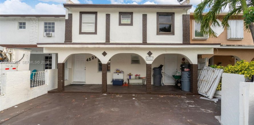 Adosado en Miami Gardens, Florida 4 dormitorios, 112.5 m2 № 2084993