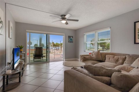 Condominio en venta en Madeira Beach, Florida, 2 dormitorios, 106.84 m2 № 1913233 - foto 17
