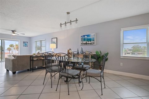 Condominio en venta en Madeira Beach, Florida, 2 dormitorios, 106.84 m2 № 1913233 - foto 13
