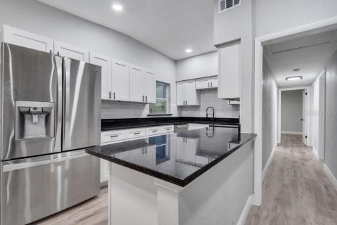 House in Orlando, Florida 3 bedrooms, 123.1 sq.m. № 2208850 - photo 7