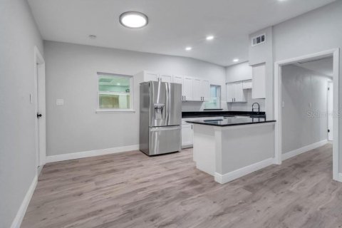 House in Orlando, Florida 3 bedrooms, 123.1 sq.m. № 2208850 - photo 6