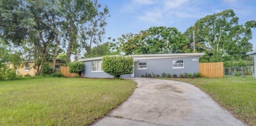 House in Orlando, Florida 3 bedrooms, 123.1 sq.m. № 2208850