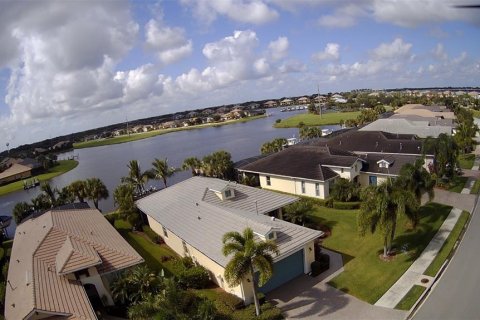 House in Bradenton, Florida 2 bedrooms, 160.81 sq.m. № 2230319 - photo 7