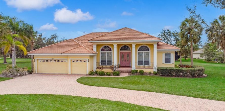 House in Bradenton, Florida 4 bedrooms, 312.06 sq.m. № 2151728