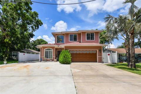 House in Saint Petersburg, Florida 4 bedrooms, 199.28 sq.m. № 1882808 - photo 1