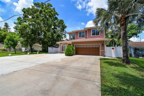 House in Saint Petersburg, Florida 4 bedrooms, 199.28 sq.m. № 1882808 - photo 2