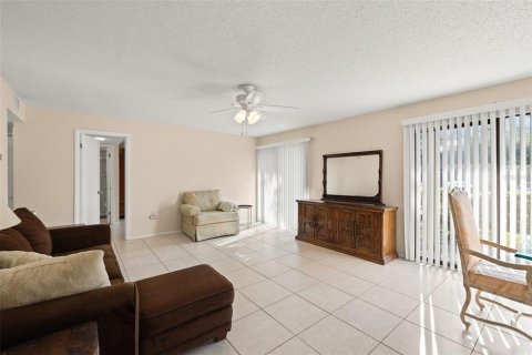 Condo in Sarasota, Florida, 2 bedrooms  № 2240002 - photo 14