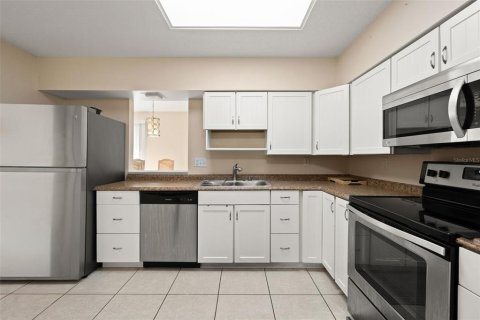 Condo in Sarasota, Florida, 2 bedrooms  № 2240002 - photo 18