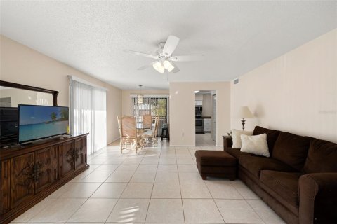 Condo in Sarasota, Florida, 2 bedrooms  № 2240002 - photo 12