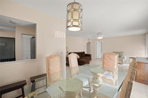 Condo in Sarasota, Florida, 2 bedrooms  № 2240002 - photo 24
