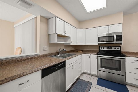 Condo in Sarasota, Florida, 2 bedrooms  № 2240002 - photo 21