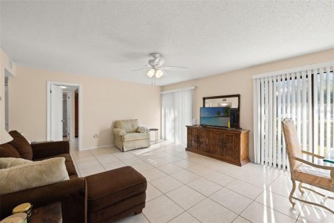 Condo in Sarasota, Florida, 2 bedrooms  № 2240002 - photo 13