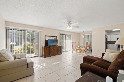 Condo in Sarasota, Florida, 2 bedrooms  № 2240002 - photo 10