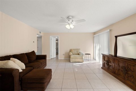Condo in Sarasota, Florida, 2 bedrooms  № 2240002 - photo 15