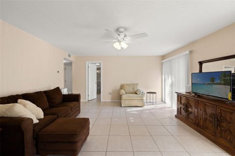 Condo in Sarasota, Florida, 2 bedrooms  № 2240002 - photo 16