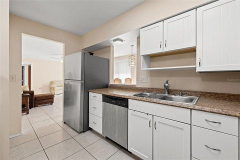 Condo in Sarasota, Florida, 2 bedrooms  № 2240002 - photo 17