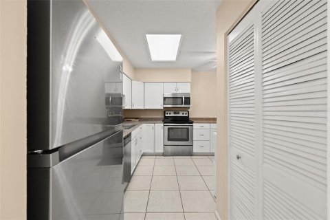 Condo in Sarasota, Florida, 2 bedrooms  № 2240002 - photo 22