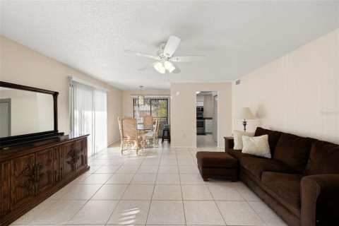 Condo in Sarasota, Florida, 2 bedrooms  № 2240002 - photo 11