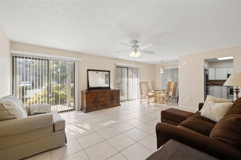 Condo in Sarasota, Florida, 2 bedrooms  № 2240002 - photo 9