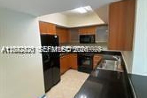 Condo in Sunny Isles Beach, Florida, 2 bedrooms № 2185935 - photo 2