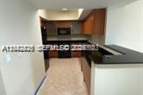 Condo in Sunny Isles Beach, Florida, 2 bedrooms № 2185935 - photo 3