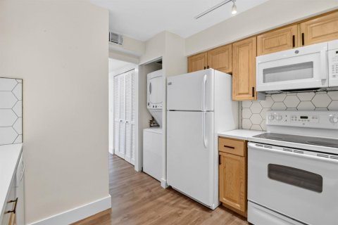 Condo in South Palm Beach, Florida, 1 bedroom № 2246097 - photo 16