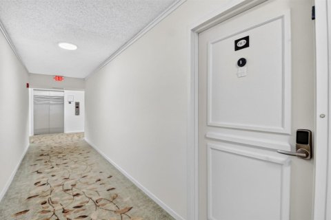 Condo in South Palm Beach, Florida, 1 bedroom № 2246097 - photo 2