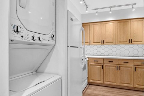 Condo in South Palm Beach, Florida, 1 bedroom № 2246097 - photo 13